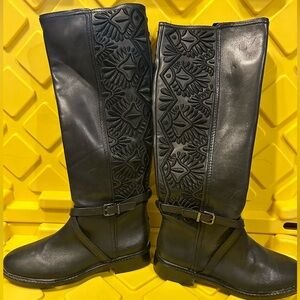 Gianni Bini Size 5.5 black Boots Embroidered on back full Zip